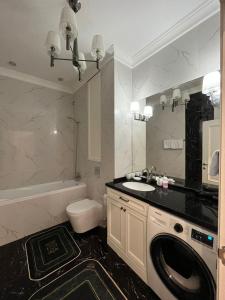 阿拉木图Apartments in the Babylon residential complex的一间带水槽和洗衣机的浴室