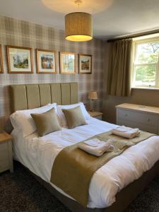 埃斯克代尔埃尔顿厅酒店的一间卧室配有一张大床和两条毛巾