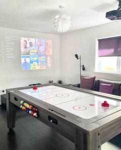 庞蒂浦Caithness Holiday Home的客厅配有乒乓球桌。