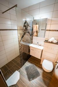 格绍Hallstatt Dachstein Inn的浴室里放着一幅男人的画面,