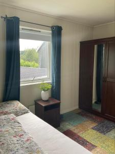 特隆赫姆private room in shared apartment的一间卧室设有一张床和一个大窗户