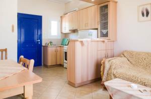 迈加洛丘里STUDIOS ATHENA的一个带蓝色门的厨房和一间客厅