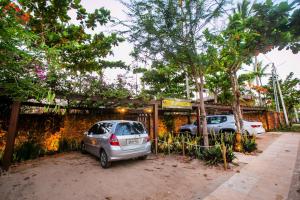 圣米格尔-杜戈斯托苏Bangalô Kauli Seadi Eco-Resort的两辆汽车停在大楼前