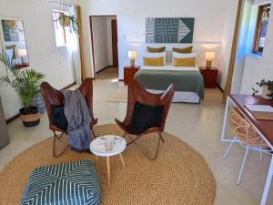 姆巴巴内银石赛道旅馆 的一间卧室配有一张床、两把椅子和一张桌子