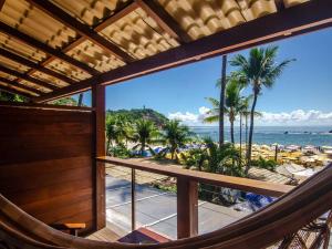 莫罗圣保罗拉特瑞斯酒店的从度假村的阳台上可欣赏到海滩景色