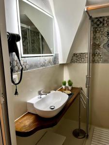 奥斯图尼Tama67 suite的一间带水槽和镜子的浴室