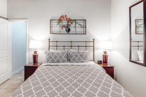 新布朗费尔斯Camp Warnecke Estates Unit B104的一间卧室配有一张床、两盏灯和一面镜子