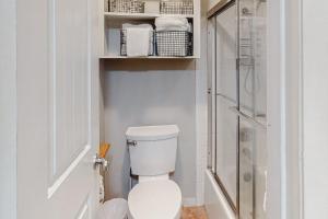新布朗费尔斯Camp Warnecke Estates Unit B104的白色的浴室设有卫生间和淋浴。