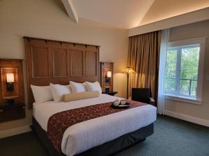 沃特顿公园Kilmorey Lodge的一间设有大床和窗户的酒店客房