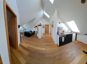 塞尔福斯Efri-Gegnishólar的厨房和客厅,铺有木地板
