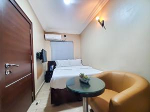 SagisaFadar's Place Hotel的小房间设有床、桌子和沙发