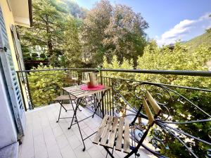 圣佩莱格里诺温泉[AvocadoHouse] Incredibile Appartamento Con Vista的阳台配有桌椅。
