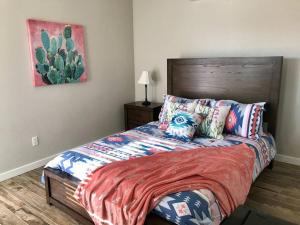哈瓦苏湖城PRIVATE VIEW ON THE LAKE SIDE OF 95! Sleeps 16的一间卧室配有带色彩缤纷枕头的床