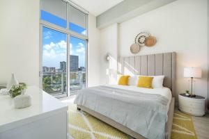 迈阿密Nomada Destination Residences - Quadro的白色的卧室设有床和大窗户
