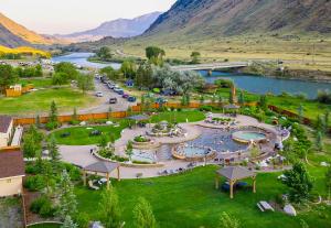 加德纳Yellowstone Hot Springs Resort的享有毗邻河流的公园的空中景致