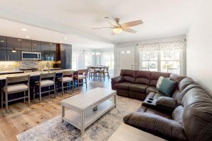 大洋城Montego Bay - Ocean 107的客厅以及带沙发和桌子的厨房。