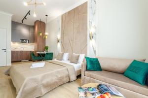 基辅Modern new cozy apartment Kvartet Railway Station的一间带两张床和一张沙发的客厅
