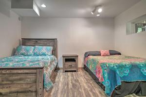 丹德里奇Dandridge Lakefront Getaway with Seasonal Dock!的一间卧室设有两张床和床头柜