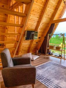 萨潘贾SAPANCA BUNGALOVCA的客厅设有木制天花板和电视。