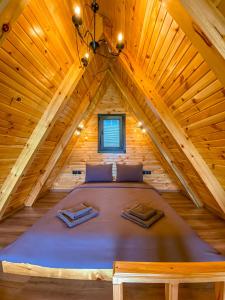 萨潘贾SAPANCA BUNGALOVCA的小木屋内的卧室配有一张大床