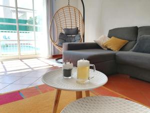 拉戈斯Marreiro's house Algarve - Child friendy - Private Pool的客厅配有沙发和带2把蜡烛的桌子