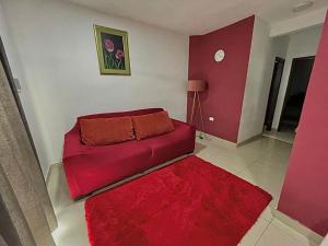 亚松森Departamento entero的客厅配有红色沙发和红色地毯