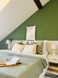 布拉格Black Pearl by Vysehrad Castle的一间卧室设有一张带绿色墙壁的大床