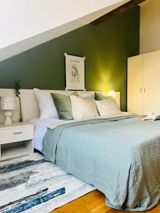 布拉格Black Pearl by Vysehrad Castle的一间卧室设有一张大床和绿色的墙壁