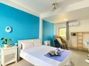富国Summer Pool 2 Bedrooms Villa的一间卧室配有一张蓝色墙壁的床