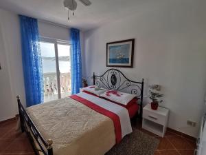 尼亚卢卡Apartments by the sea Cove Mikulina Luka, Korcula - 9181的一间卧室设有一张大床和一个窗户。