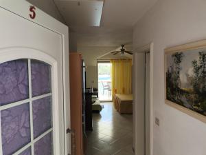 尼亚卢卡Apartments by the sea Cove Mikulina Luka, Korcula - 9181的走廊上设有通往卧室的门