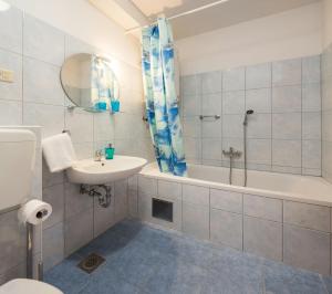 斯普利特Apartments with WiFi Split - 14127的一间带水槽、浴缸和卫生间的浴室