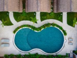 塞隆贝拉纳克Driftwood Lombok的别墅内游泳池的顶部景致