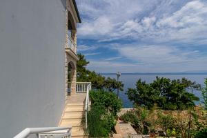 布拉托Apartments by the sea Prigradica, Korcula - 14341的楼梯通往享有水景的建筑