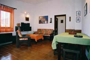 IstSeaside holiday house Ist - 14366的客厅配有沙发和桌子