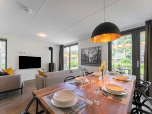 洛赫姆Modern holiday home in Lochem with private garden的用餐室以及带桌椅的起居室。