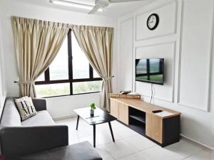 艾尔克如D'sarang Cinta Homestay Swimming Pool Melaka的带沙发、书桌和电视的客厅