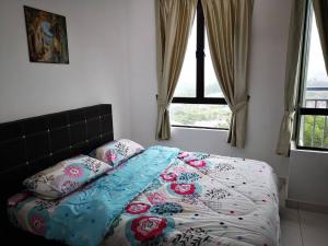 艾尔克如D'sarang Cinta Homestay Swimming Pool Melaka的卧室内的一张床位,设有两个窗户