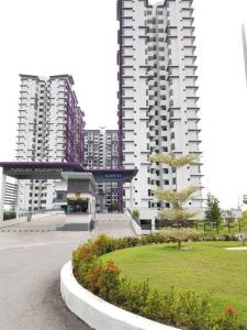 艾尔克如D'sarang Cinta Homestay Swimming Pool Melaka的享有城市和高楼的景色