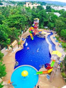 长滩岛Paradise Garden Hotel and Convention Boracay Powered by ASTON的一个带水滑梯的水上公园和一个水上游乐园