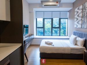 吉隆坡Ceylonz KLCC by Gsuites的一间卧室设有一张床和一个大窗户