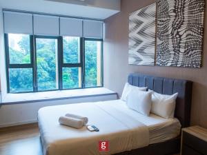 吉隆坡Ceylonz KLCC by Gsuites的一间卧室设有一张大床和大窗户