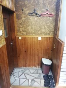 特罗扬Guest Room Asparuh的一间带卫生间和垃圾桶的浴室