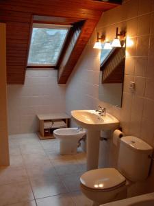 艾里拉瓦尔埃尔塔特公寓式酒店的一间带水槽和卫生间的浴室以及窗户。