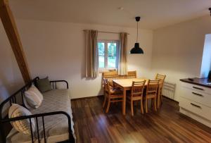 HaimingNiedergerner Alpaka Ranch的一间带桌椅的房间和一间卧室