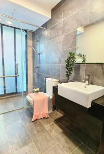 努沙再也C0814 Almas suites NETFLIX 100mbps By By STAY的一间带水槽、浴缸和卫生间的浴室