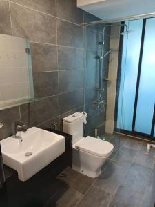 努沙再也C0912 Almas suites NETFLIX 100mbps By STAY的浴室配有卫生间、盥洗盆和淋浴。