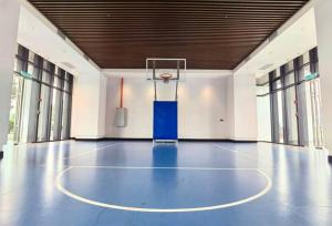 努沙再也C0912 Almas suites NETFLIX 100mbps By STAY的一座空的篮球场,在建筑物里有一个排气垫
