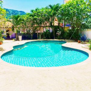 拉迈拉迈度假村的一座小游泳池,位于一个树木繁茂的庭院内