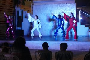梅塔诺佛希斯蓝海豚酒店的一群在舞台上跳舞的女人